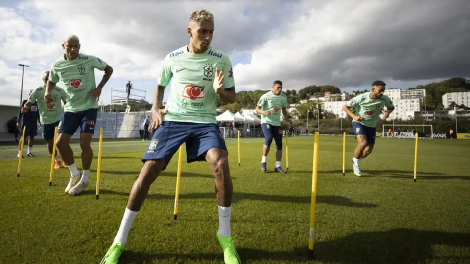 Seleção brasileira faz primeiro treino em solo francês para duelo de preparação para Copa do Catar com Gana na sexta-feira