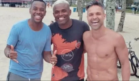 Diego Ribas posa sorridente pra foto ao lado de Robinho condenado por estupro e torcida do Flamengo repudia
