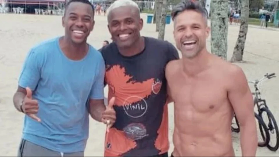 Diego Ribas posa sorridente pra foto ao lado de Robinho condenado por estupro e torcida do Flamengo repudia