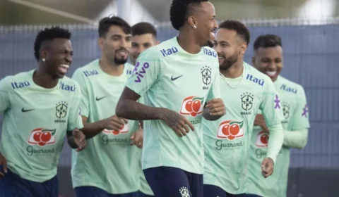 Em treino da seleção brasileira para encarar Gana Tite põe cinco jogadores no ataque e Militão como lateral direito