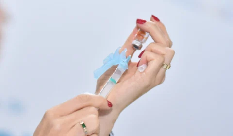 Brasil não tem data para receber vacina contra nova cepa da Covid, diz Anvisa