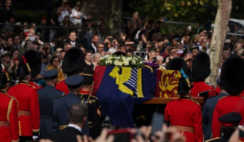 Velório da rainha Elizabeth II tem fila tem 4,8 km; mais de 600 mil pessoas são esperadas nos quatro dias