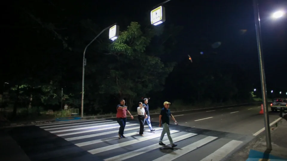 Protótipo de iluminador de faixa de pedestre é instalado em Manaus