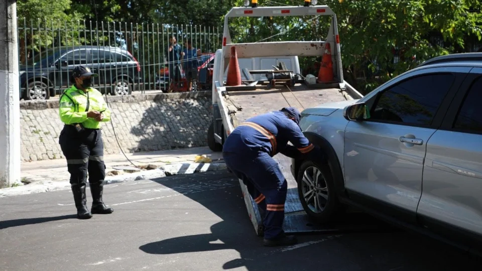 Fiscalização autua 15 veículos e remove outros três por estacionamento irregular no Centro de Manaus