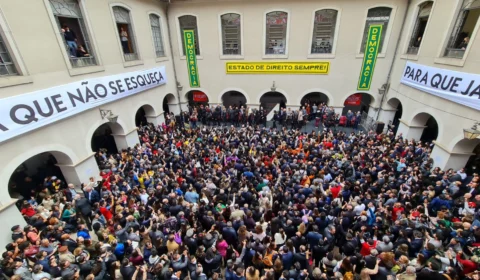 Ato pela democracia reúne multidão no Centro de SP; manifesto pede respeito ao sistema eleitoral