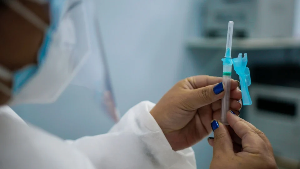 Confira pontos de vacinação contra Covid para adultos e crianças nesta segunda-feira em Manaus