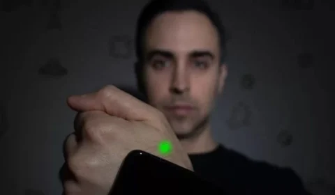 Homem implanta chip e usa mão para destravar carro da Tesla