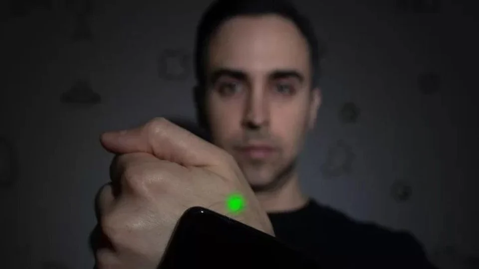 Homem implanta chip e usa mão para destravar carro da Tesla