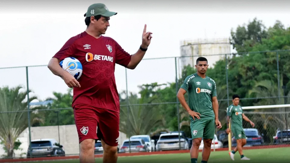 Fernando Diniz deve escalar três atacantes para duelo diante do Junior Barranquilla pela Copa Sul-Americana nesta quarta, 04