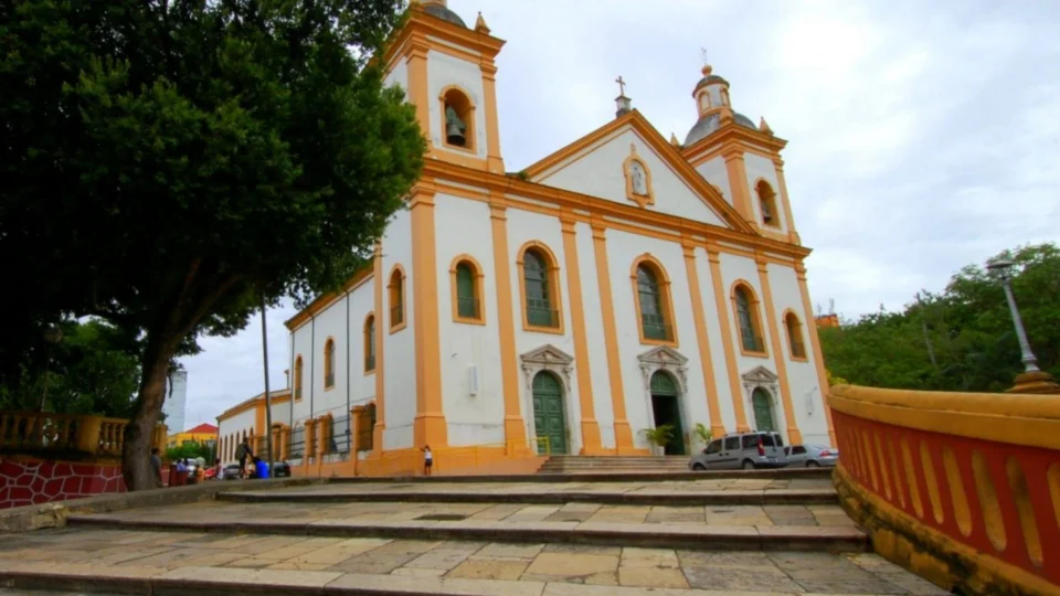 Defesa Civil interdita Igreja da Matriz em Manaus por risco de desabamento