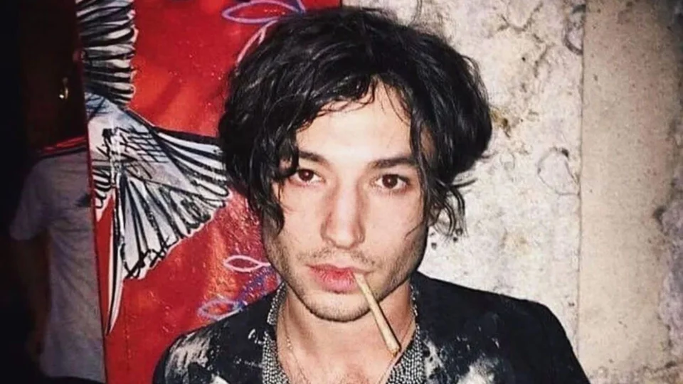 Ezra Miller é acusado de drogar e agredir fã menor de idade