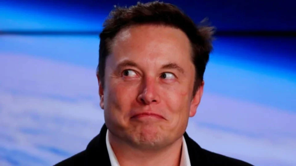 Após anunciar compra do Twitter, Elon Musk brinca dizendo que vai comprar a Coca-Cola