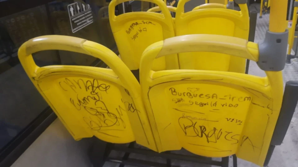 Depredações e pichações em ônibus do transporte coletivo podem ser denunciados pelo 190 e 181, em Manaus