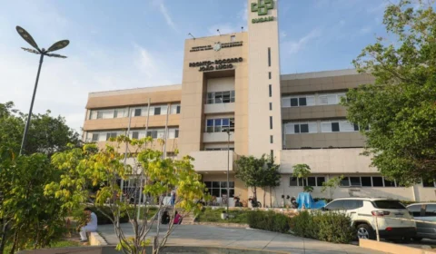 Homem que capotou carro em grave acidente na Avenida das Flores morre em hospital na Zona Leste de Manaus