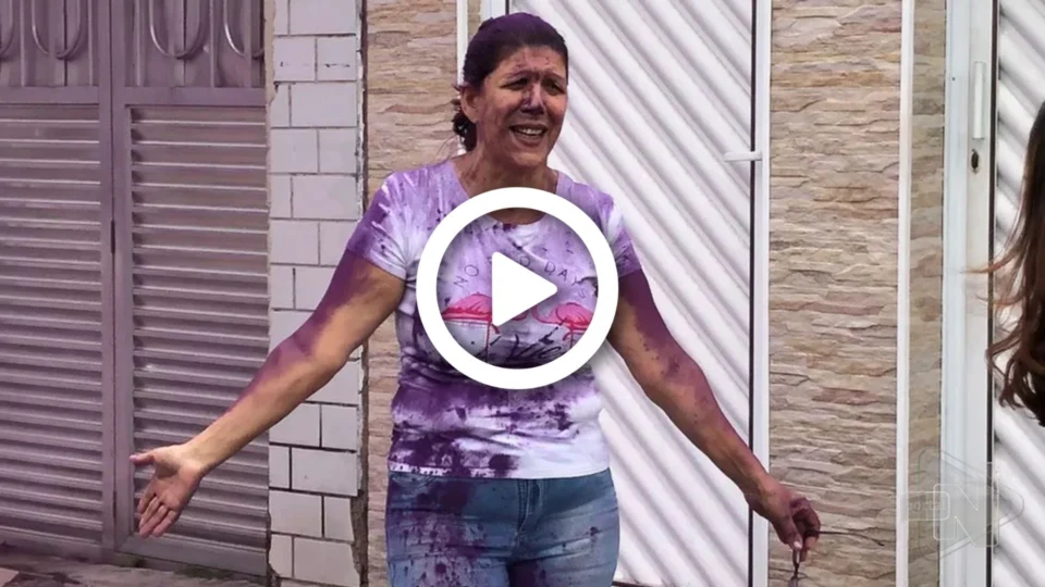 VÍDEO: chá revelação em SP tem ‘acidente’ e tia da grávida é coberta por pó roxo