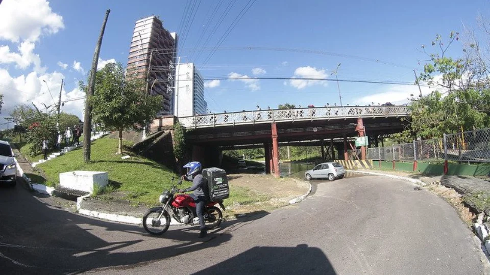 Interdição da alça inferior da ponte dos Bilhares altera trajeto de ônibus, em Manaus; veja como fica