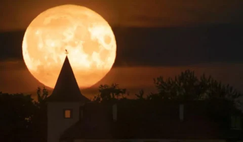 FOTOS: maior Superlua de 2022 surge no céu na noite desta quarta-feira