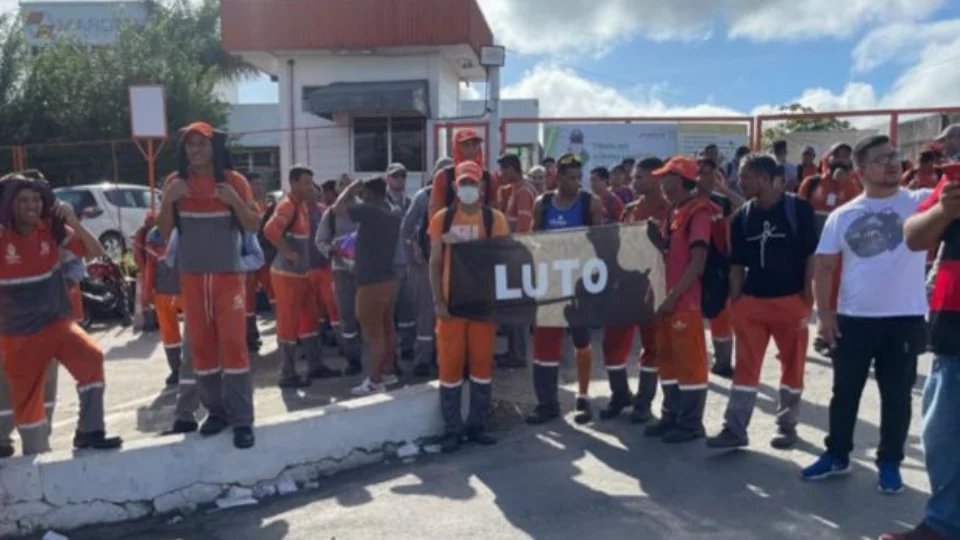 Coletores de lixo cobram direitos trabalhistas e segurança para a categoria em Manaus