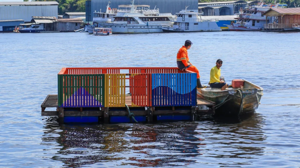 Semusp entrega mais dois coletores flutuantes de resíduos em Manaus