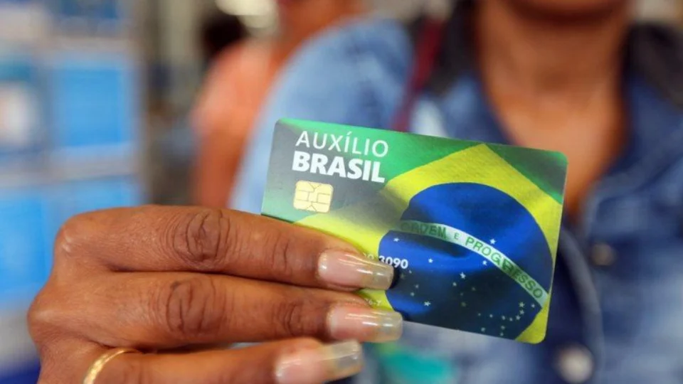 Pagamento de Auxílio Brasil a beneficiários com NIS final 5 é realizado nesta segunda-feira
