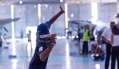 Brasileiros fazem da brincadeira com avião de papel um sonho olímpico em SP