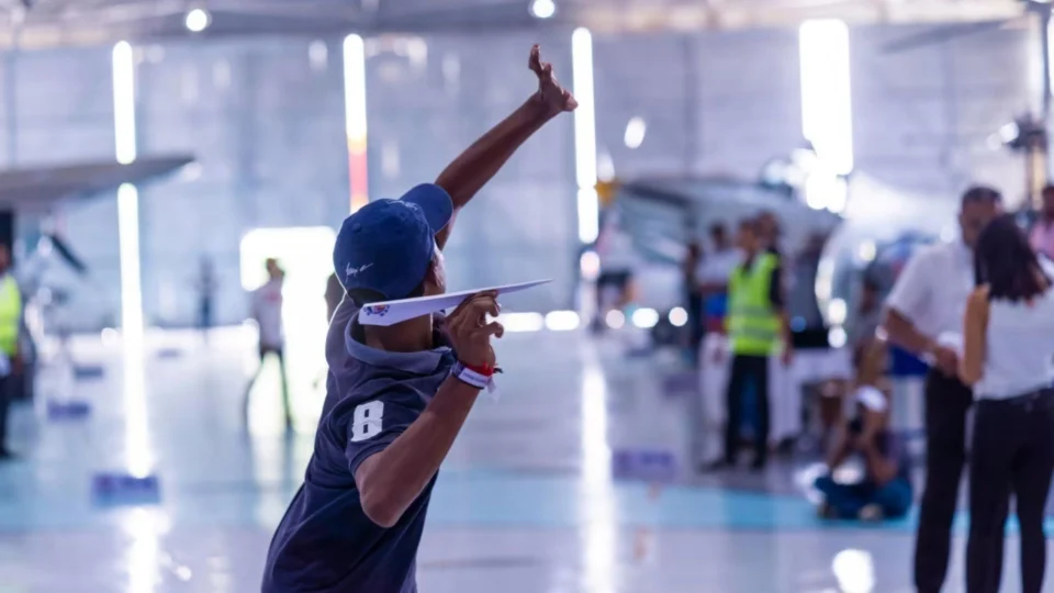 Brasileiros fazem da brincadeira com avião de papel um sonho olímpico em SP