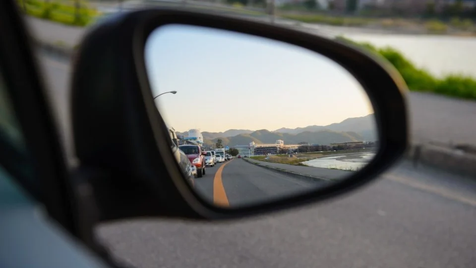 PL deve tornar alerta de ponto cego obrigatório em carros nacionais no Brasil