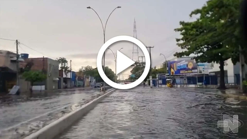 VÍDEO: chuva no Recife provoca duas mortes, alagações e deslizamento de terra