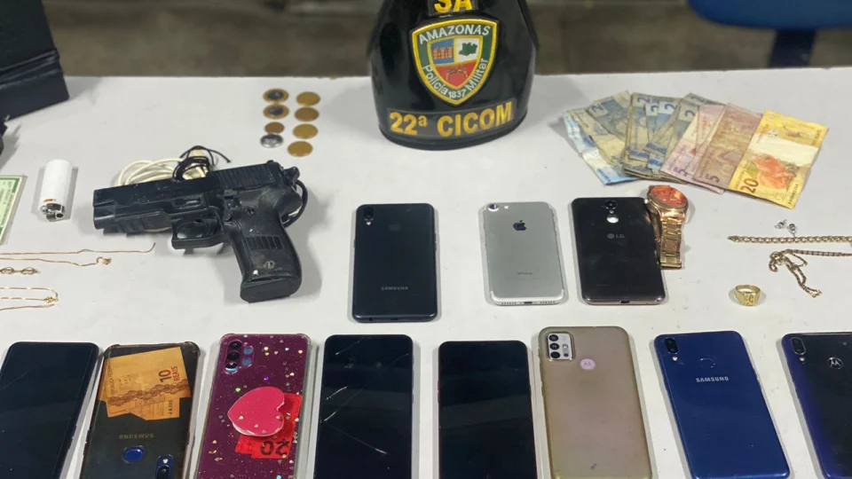 Suspeitos de assaltarem ônibus da linha 678 são presos com 11 celulares em Manaus