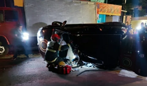 Suspeito de assalto capota carro roubado e fica preso entre ferragens em Manaus