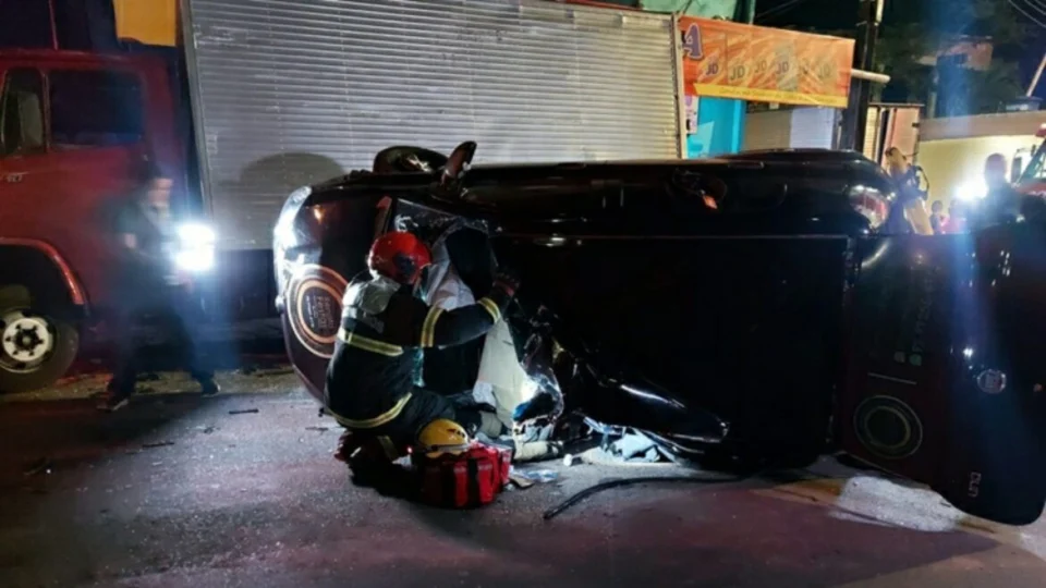 Suspeito de assalto capota carro roubado e fica preso entre ferragens em Manaus