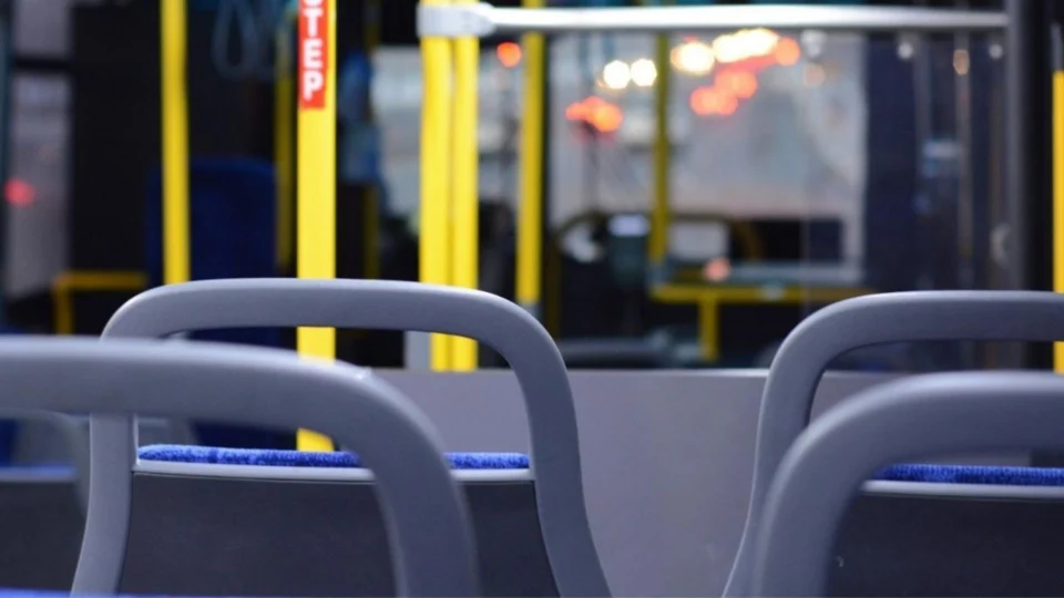 Jovem relata caso de traição que ouviu dentro de ônibus no Espírito Santo e história viraliza