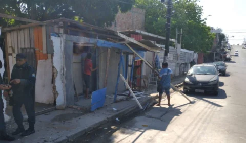 Boxes construídos irregularmente em calçada são demolidos na Zona Sul de Manaus