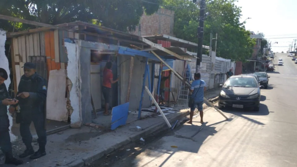 Boxes construídos irregularmente em calçada são demolidos na Zona Sul de Manaus