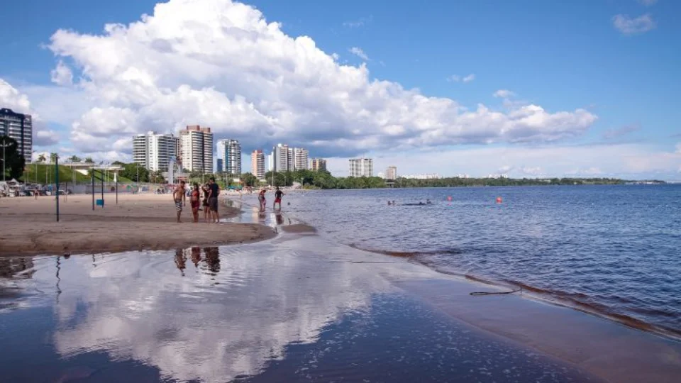 Cheia do Rio Negro já cobre parte da praia perene na Ponta Negra, em Manaus