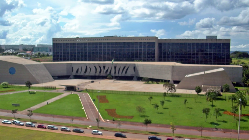 STJ decide que planos de saúde não são obrigados a cobrir condutas fora da lista da ANS