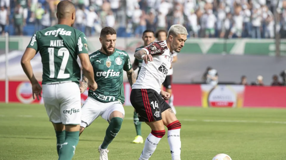 Brasileiro: Flamengo e Palmeiras medem forças no Maracanã