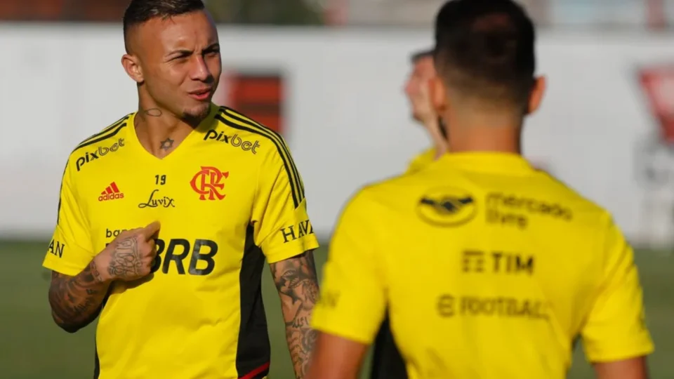 Everton Cebolinha e Arturo Vidal serão titulares no Flamengo diante do Vélez Sarsfield na Libertadores