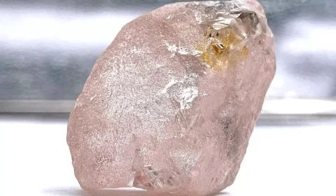 Maior diamante rosa puro do mundo é encontrado na Angola