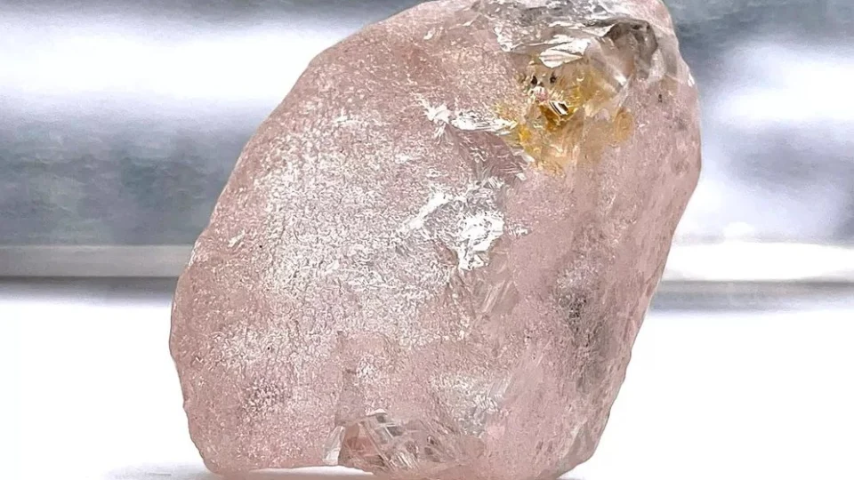 Maior diamante rosa puro do mundo é encontrado na Angola