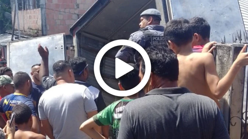 VÍDEO: caminhão desgovernado invade casa e motorista fica preso nas ferragens na Zona Norte de Manaus