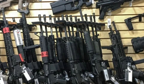 Três dias após massacre, Texas recebe a maior feira de rifles dos EUA