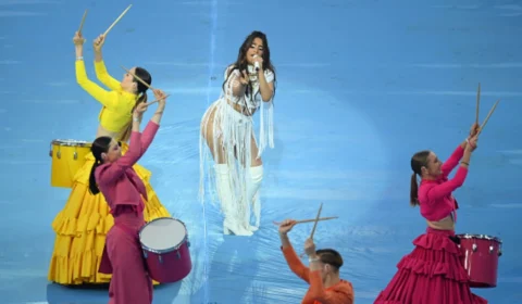 Camila Cabello agita público na final da Liga dos Campeões da UEFA