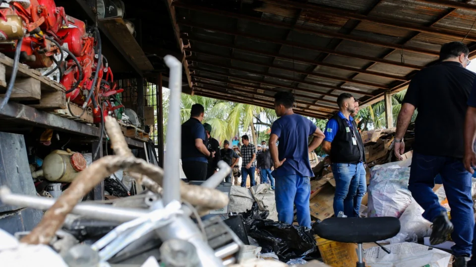 Duas sucatarias são interditadas por comércio irregular de fios de cobre e metais, em Manaus