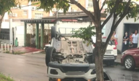 Motorista de aplicativo dorme no volante e capota em avenida da Zona Centro-Sul de Manaus