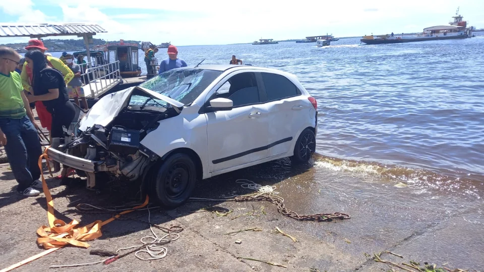 Após perseguição, veículo roubado cai em rio no Porto da Ceasa, em Manaus