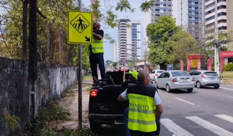 Placas de pedestres com mais visibilidade são instaladas em avenidas de Manaus