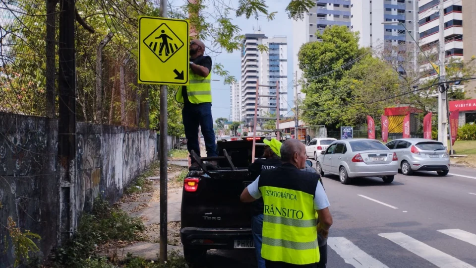 Placas de pedestres com mais visibilidade são instaladas em avenidas de Manaus