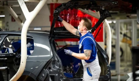 Índice conjunto de atividades de indústria e serviços avança na zona do euro em abril e atinge maior nível em 7 meses