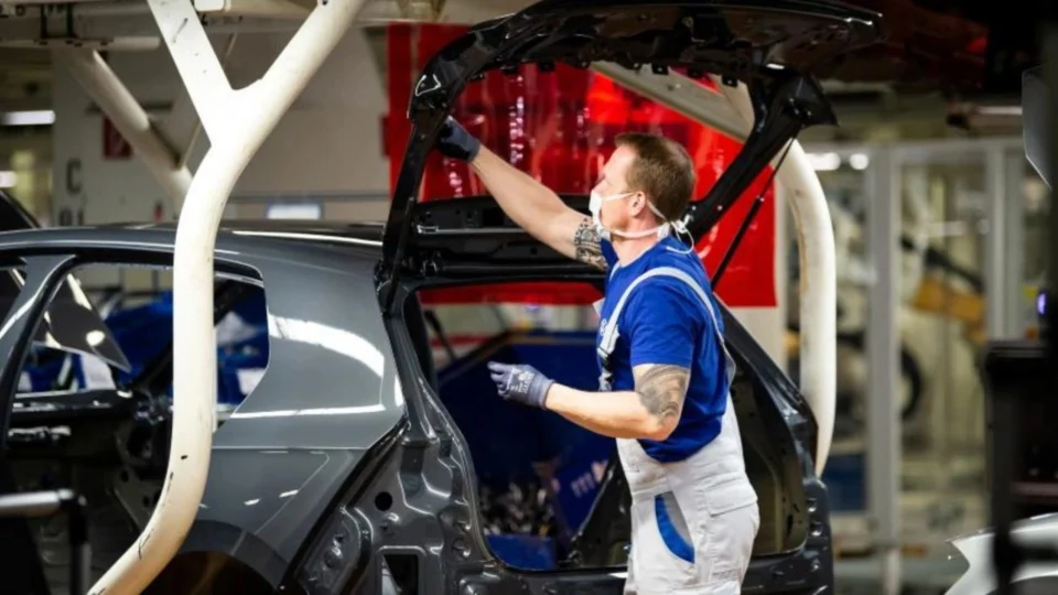 Índice conjunto de atividades de indústria e serviços avança na zona do euro em abril e atinge maior nível em 7 meses